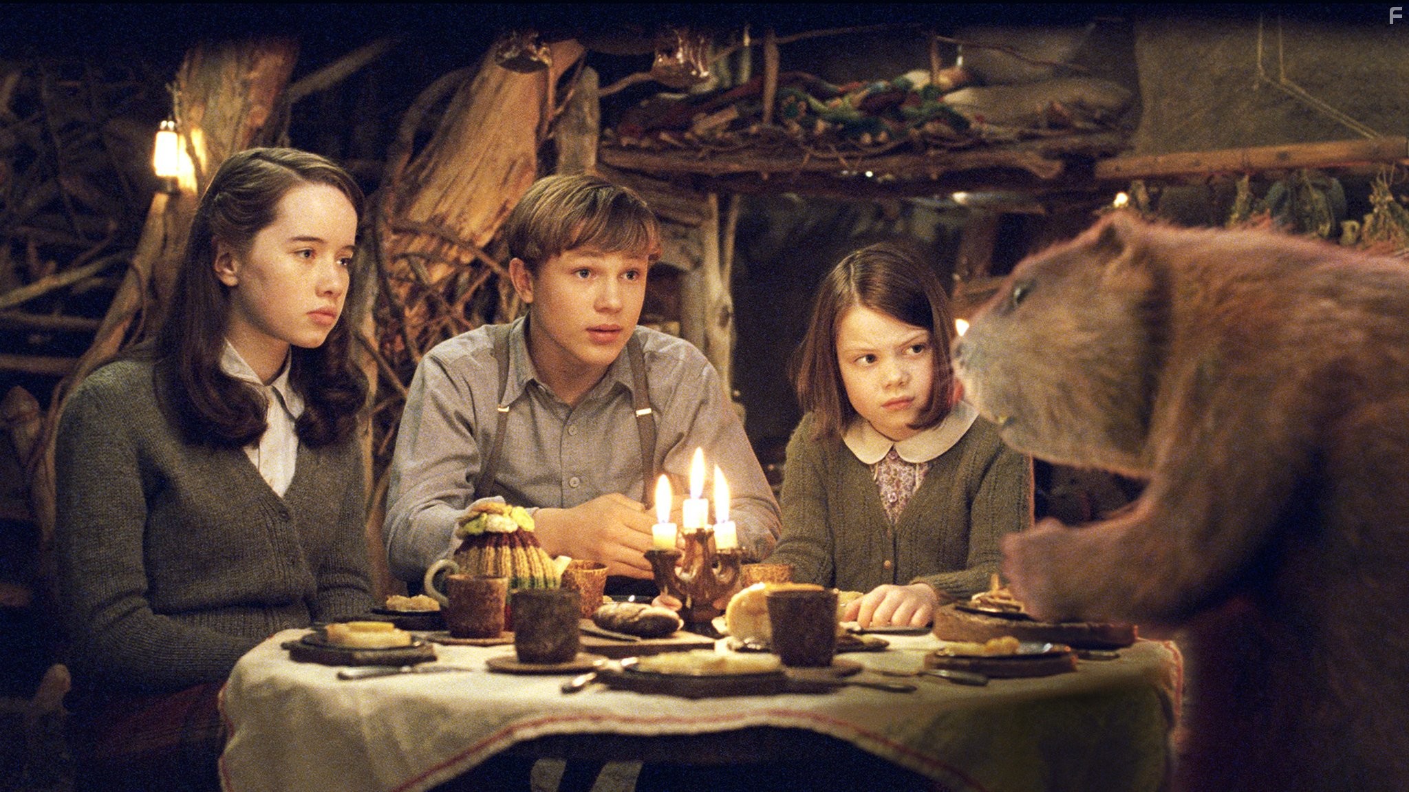 William Moseley, Anna Popplewell, and Georgie Henley in Хроники Нарнии: Лев, Колдунья и волшебный шкаф (2005)