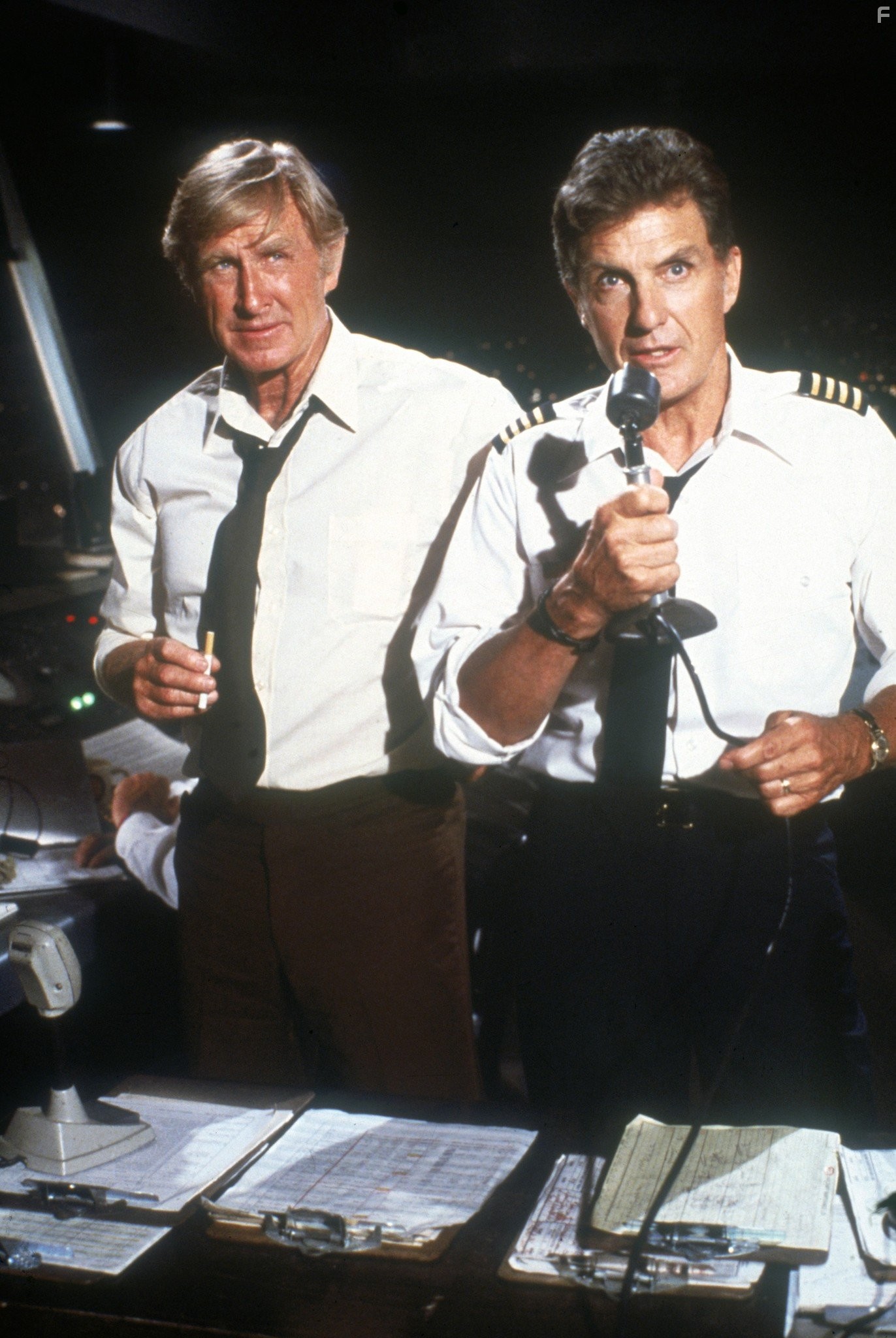 Lloyd Bridges and Robert Stack in Аэроплан (1980)