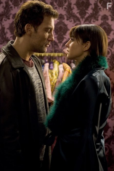 Monica Bellucci and Clive Owen in Пристрели их (2007)