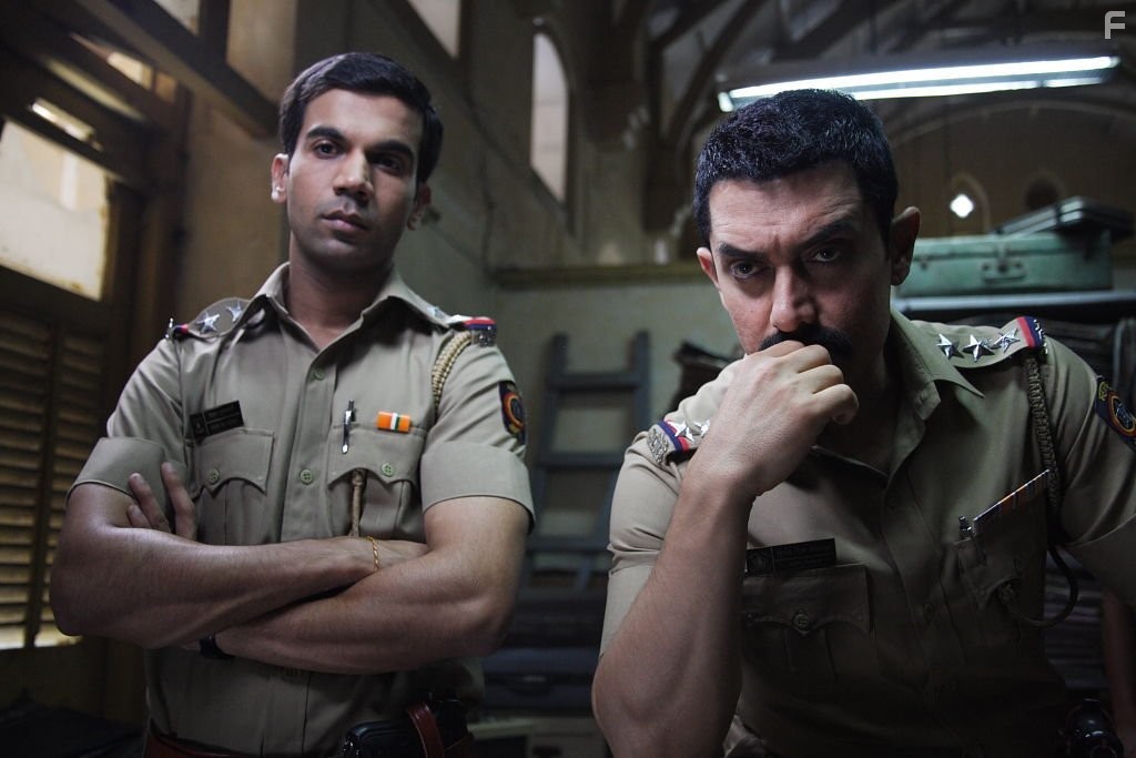 Aamir Khan and Rajkummar Rao in Поиск (2012)