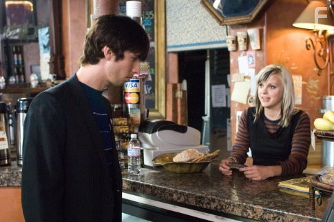 Anna Faris and Jon Heder in Маменькин сынок (2007)