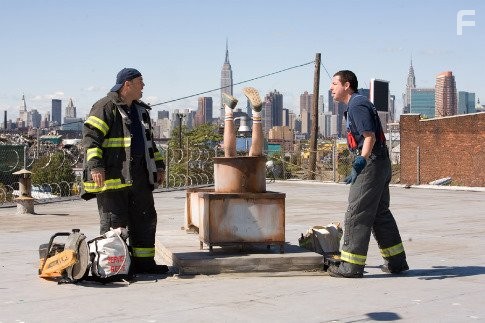Adam Sandler and Kevin James in Чак и Ларри: Пожарная свадьба (2007)
