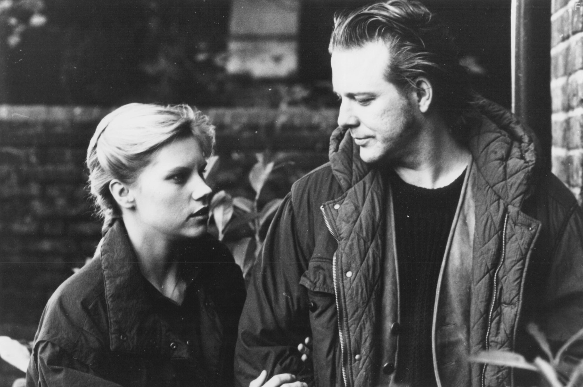 Mickey Rourke and Sammi Davis in Отходная молитва (1987)