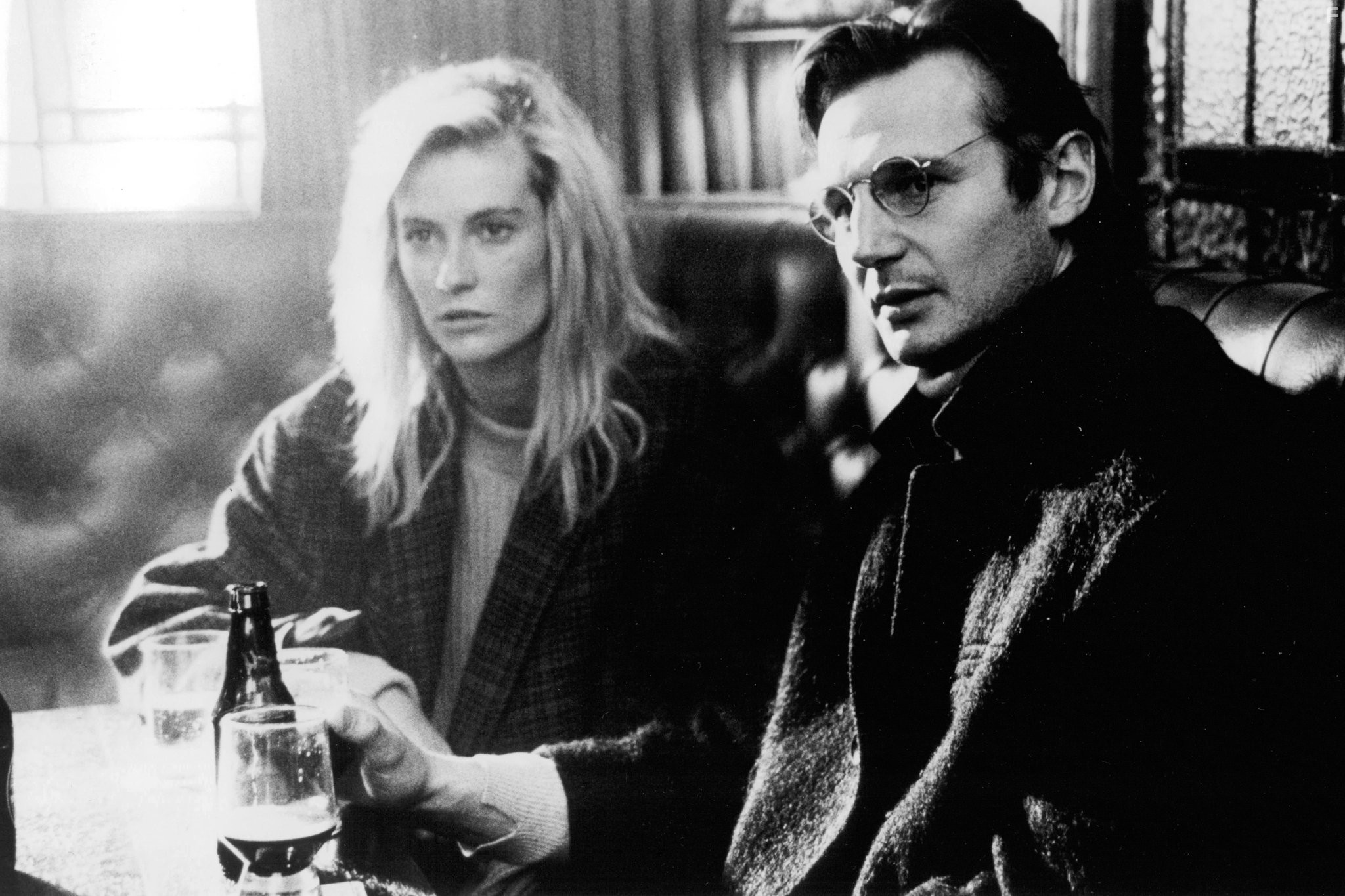 Liam Neeson and Alison Doody in Отходная молитва (1987)