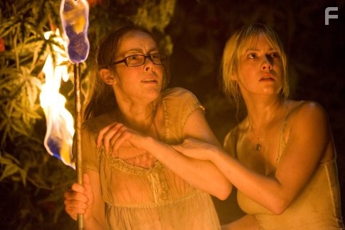 Jena Malone and Laura Ramsey in Руины (2008)