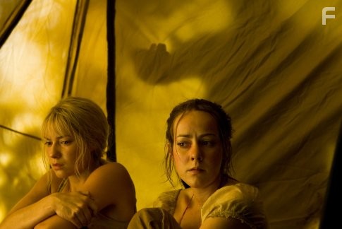 Jena Malone and Laura Ramsey in Руины (2008)