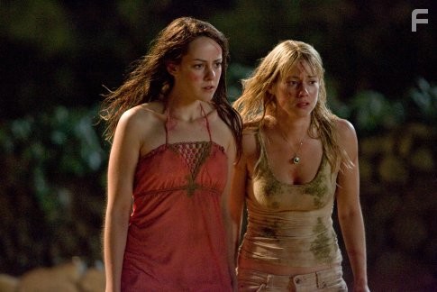 Jena Malone and Laura Ramsey in Руины (2008)