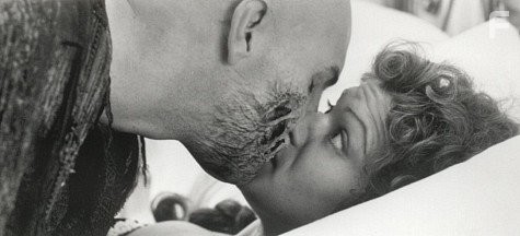 Rachel Weisz and Arnold Vosloo in Мумия (1999)