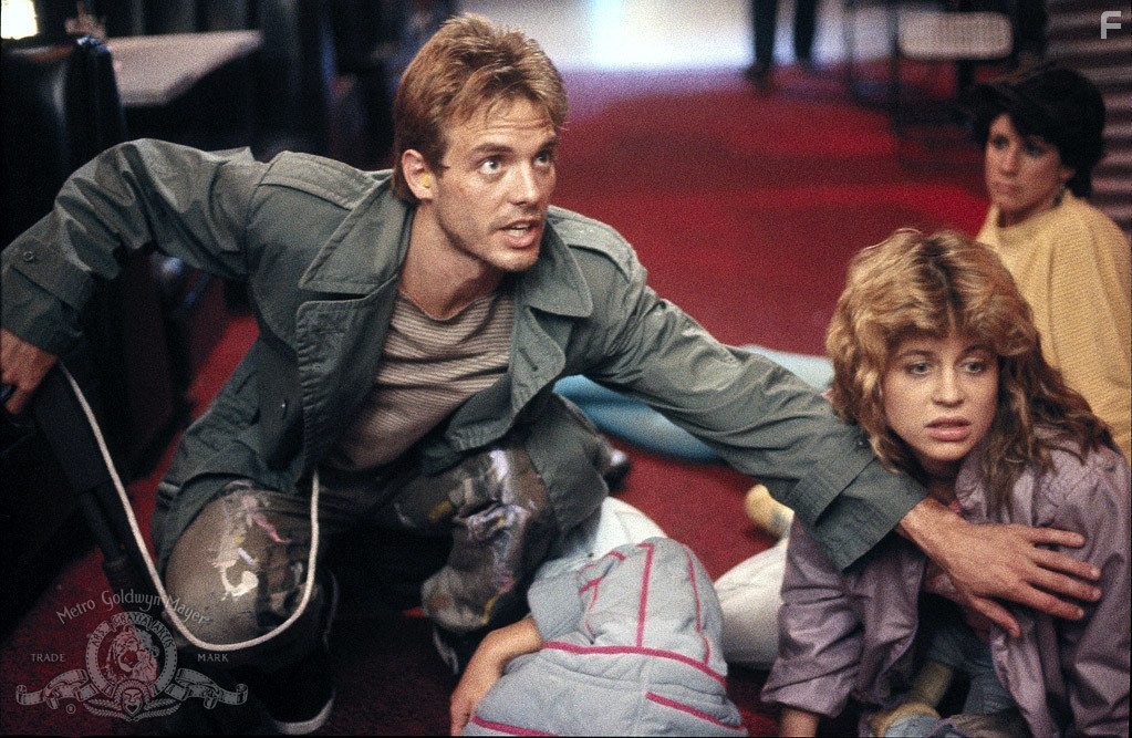 Linda Hamilton, Michael Biehn, and Marian Green in Терминатор (1984)