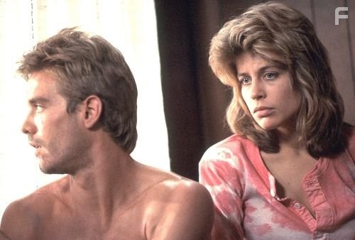 Linda Hamilton and Michael Biehn in Терминатор (1984)