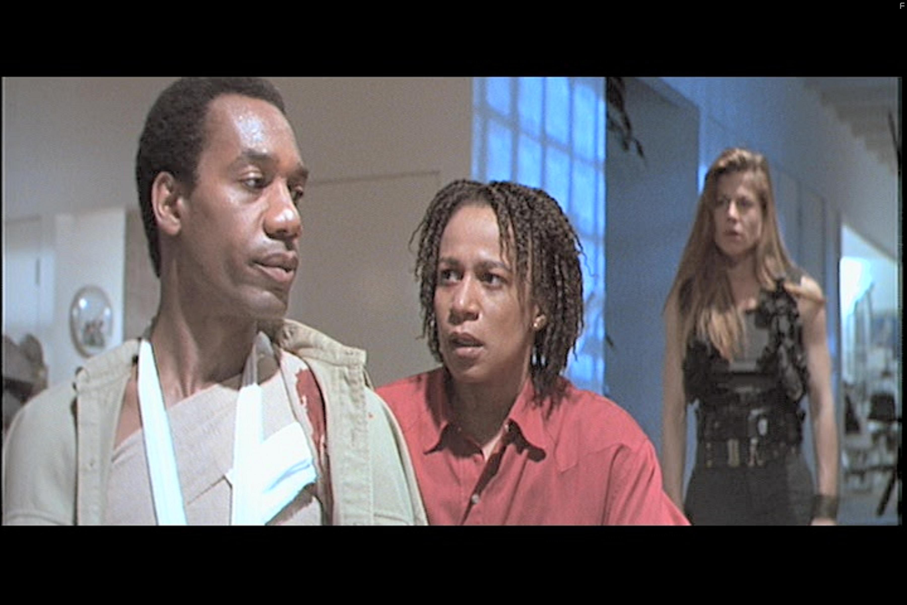 Linda Hamilton, S. Epatha Merkerson, and Joe Morton in Терминатор 2: Судный день (1991)