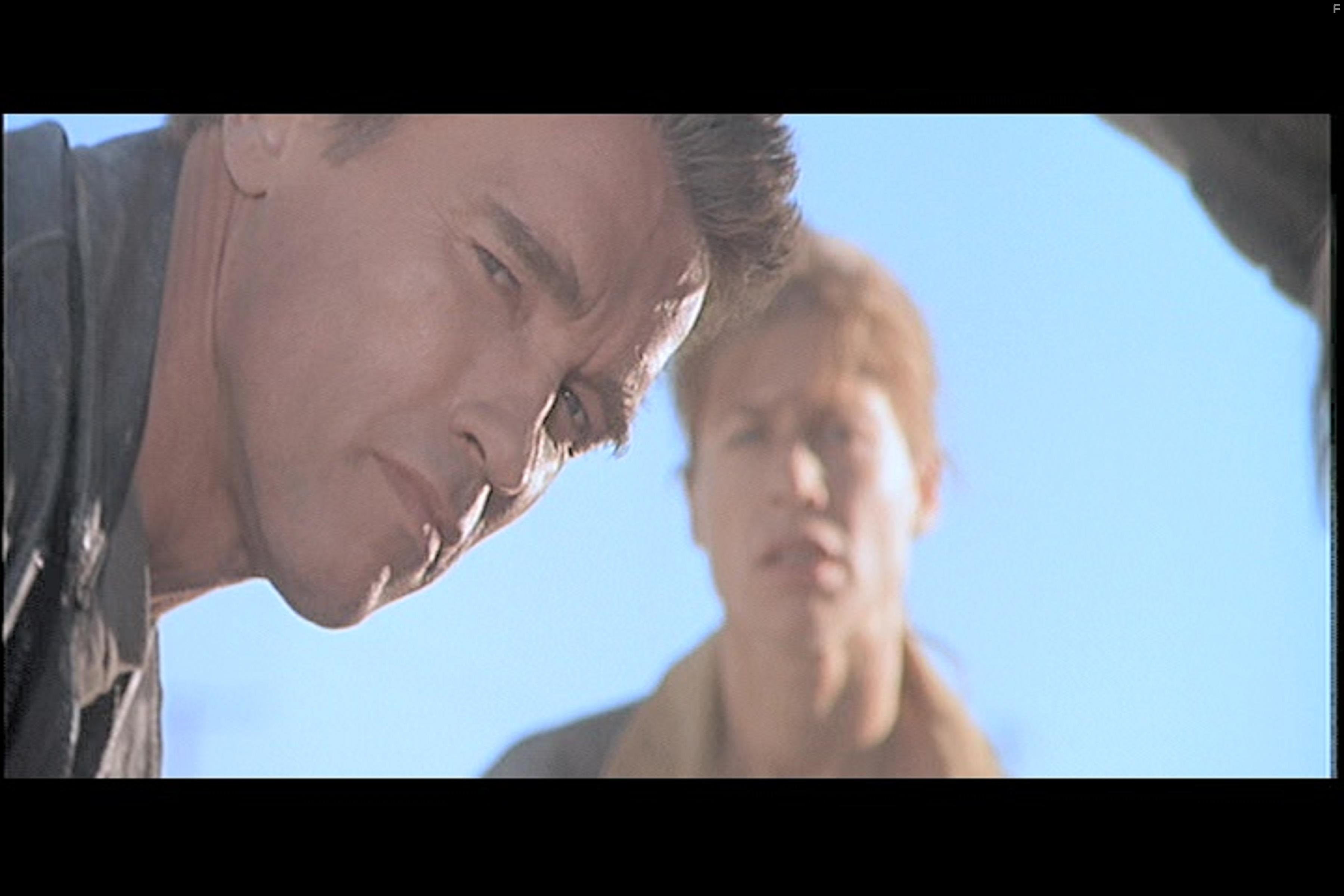 Linda Hamilton and Arnold Schwarzenegger in Терминатор 2: Судный день (1991)