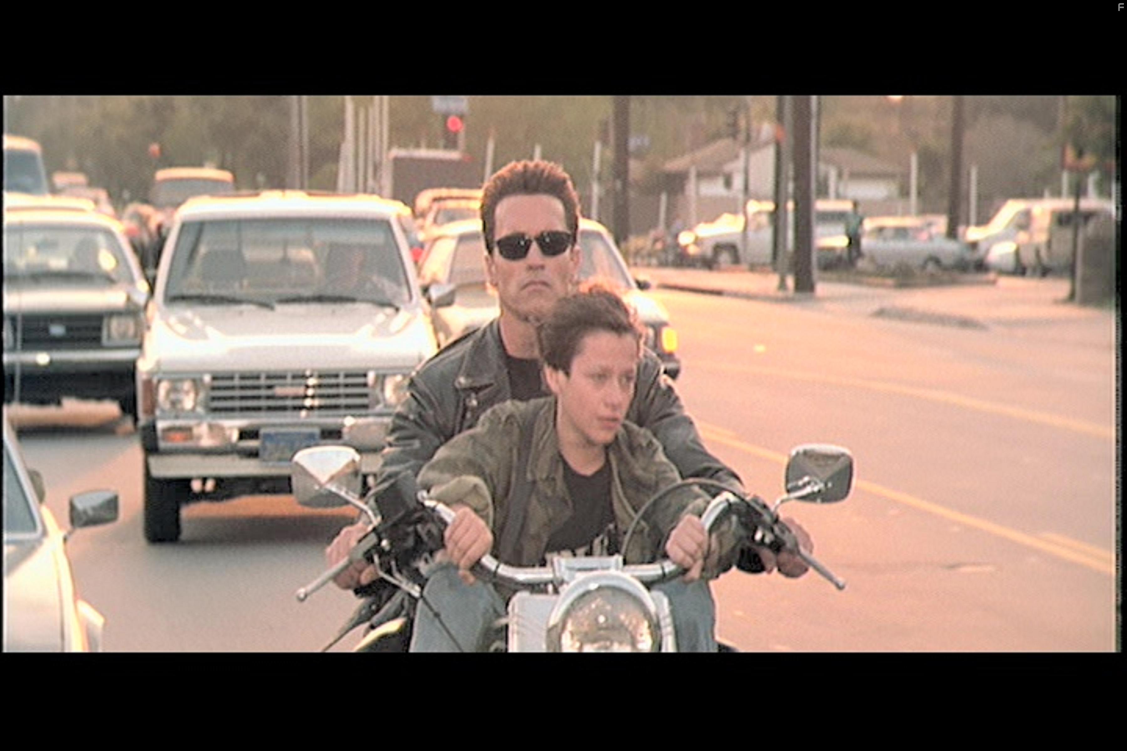 Arnold Schwarzenegger and Edward Furlong in Терминатор 2: Судный день (1991)