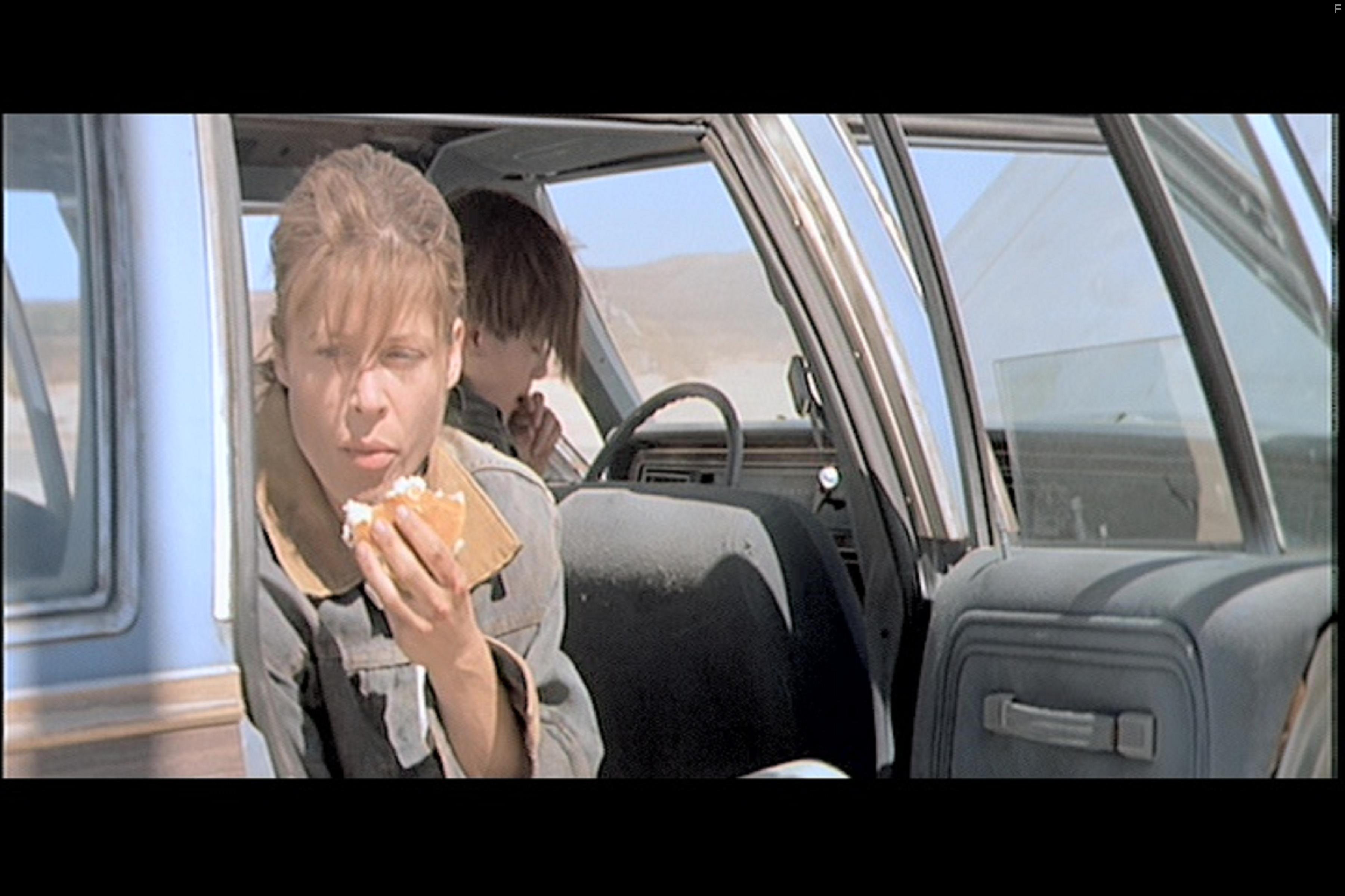 Linda Hamilton and Edward Furlong in Терминатор 2: Судный день (1991)