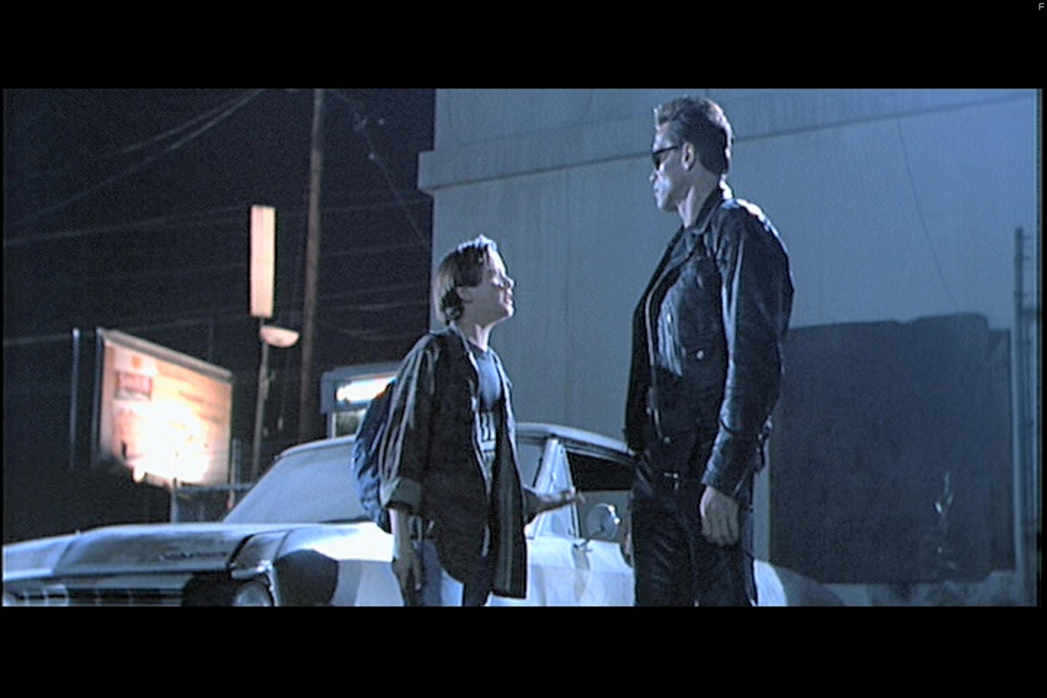 Arnold Schwarzenegger and Edward Furlong in Терминатор 2: Судный день (1991)