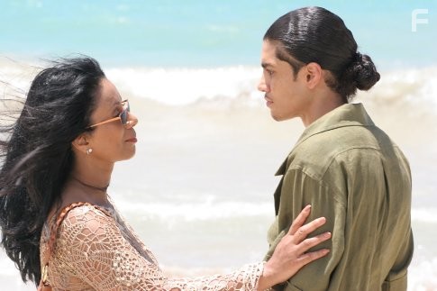 Wanda De Jesus and Rick Gonzalez in Незаконное предложение (2007)