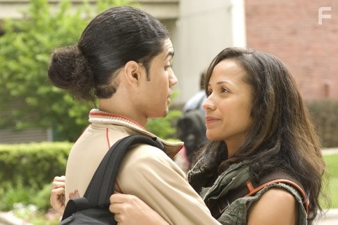 Wanda De Jesus and Rick Gonzalez in Незаконное предложение (2007)