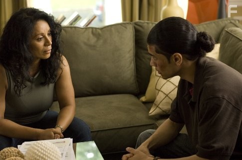 Wanda De Jesus and Rick Gonzalez in Незаконное предложение (2007)