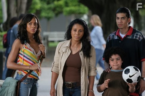 Wanda De Jesus and Rick Gonzalez in Незаконное предложение (2007)