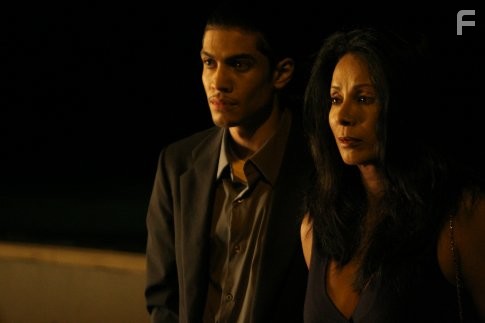Wanda De Jesus and Rick Gonzalez in Незаконное предложение (2007)