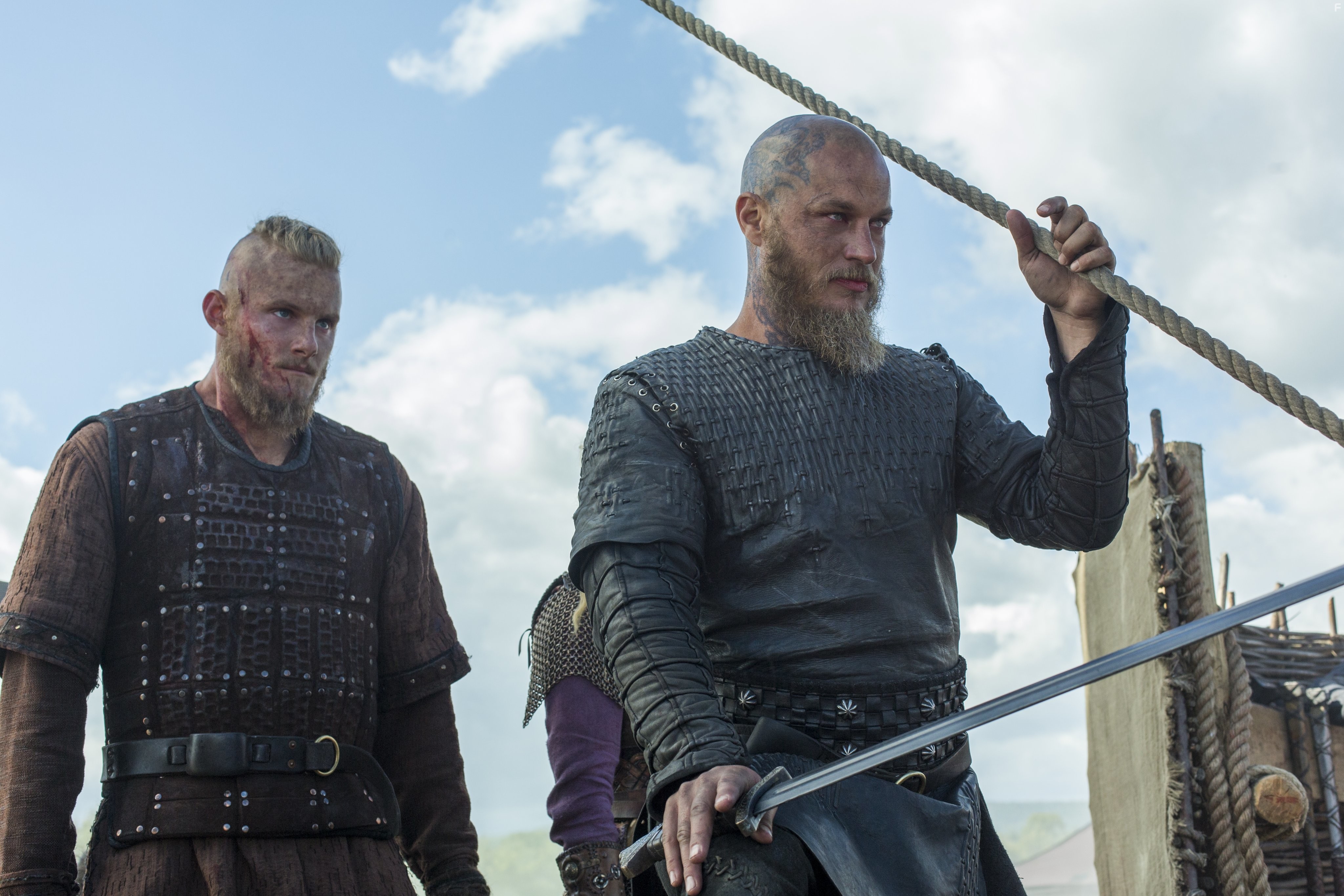 Travis Fimmel and Alexander Ludwig in Викинги (2013)