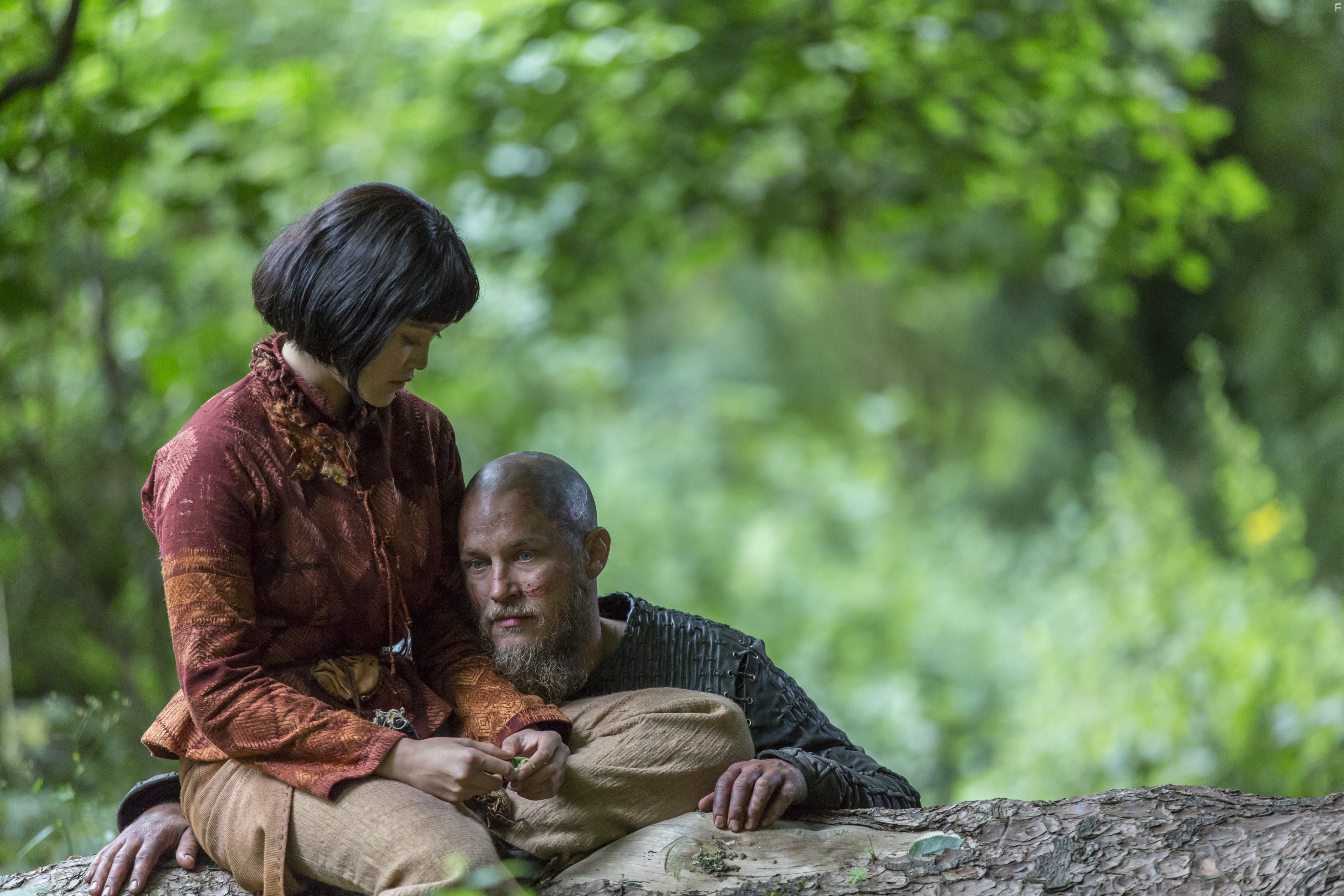 Travis Fimmel and Dianne Doan in Викинги (2013)