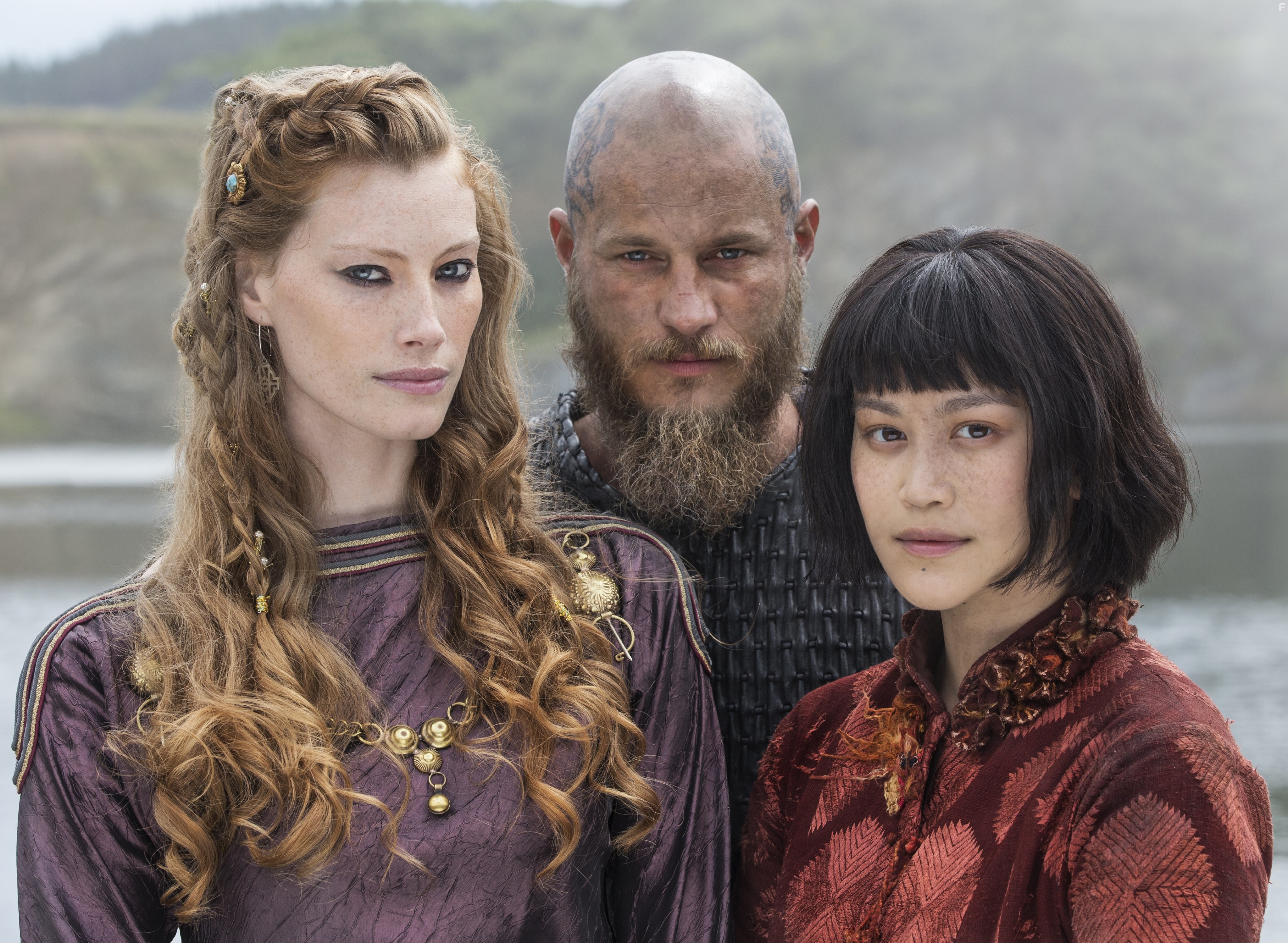 Travis Fimmel, Alyssa Sutherland, and Dianne Doan in Викинги (2013)