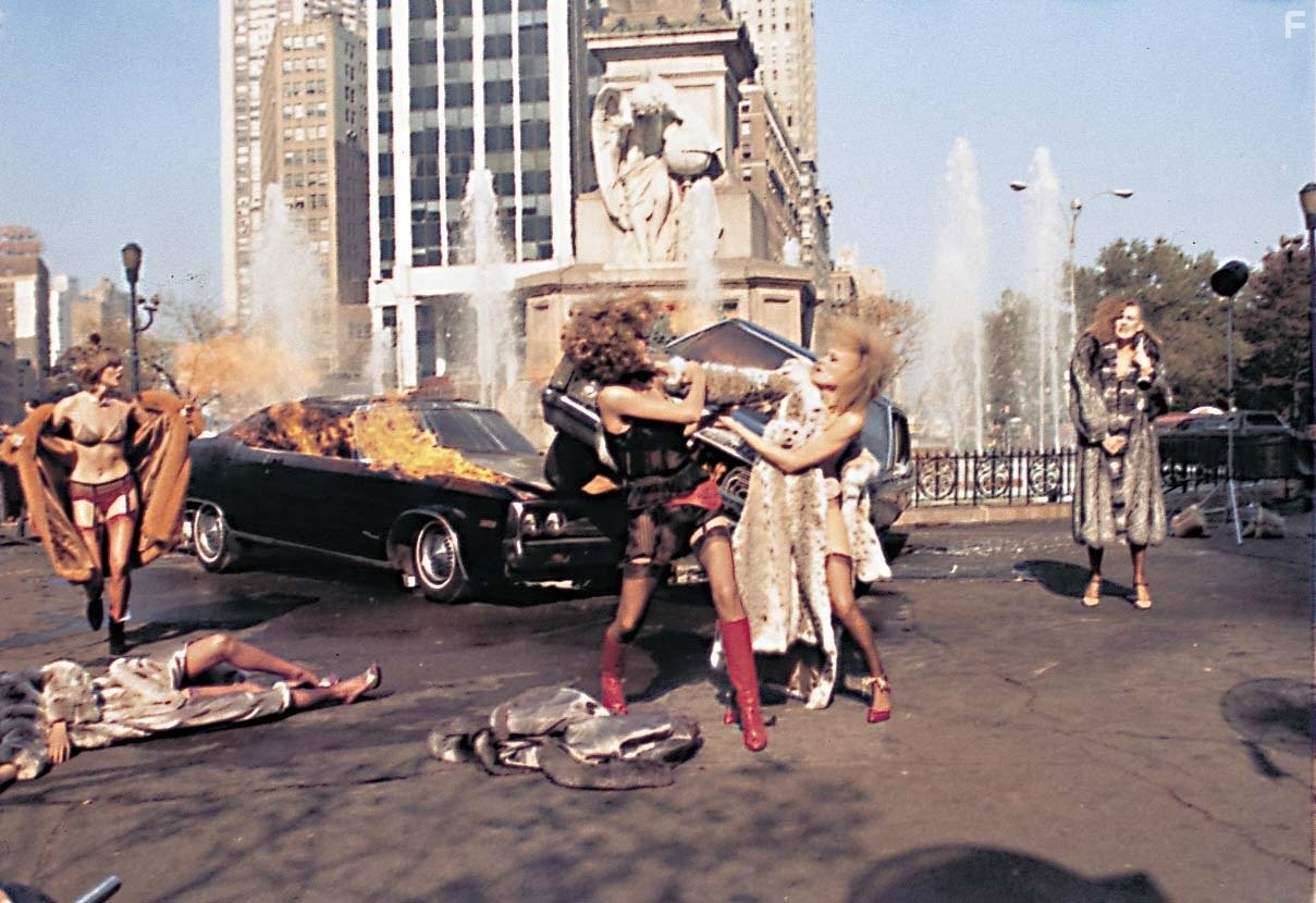 Darlanne Fluegel and Lisa Taylor in Глаза Лоры Марс (1978)