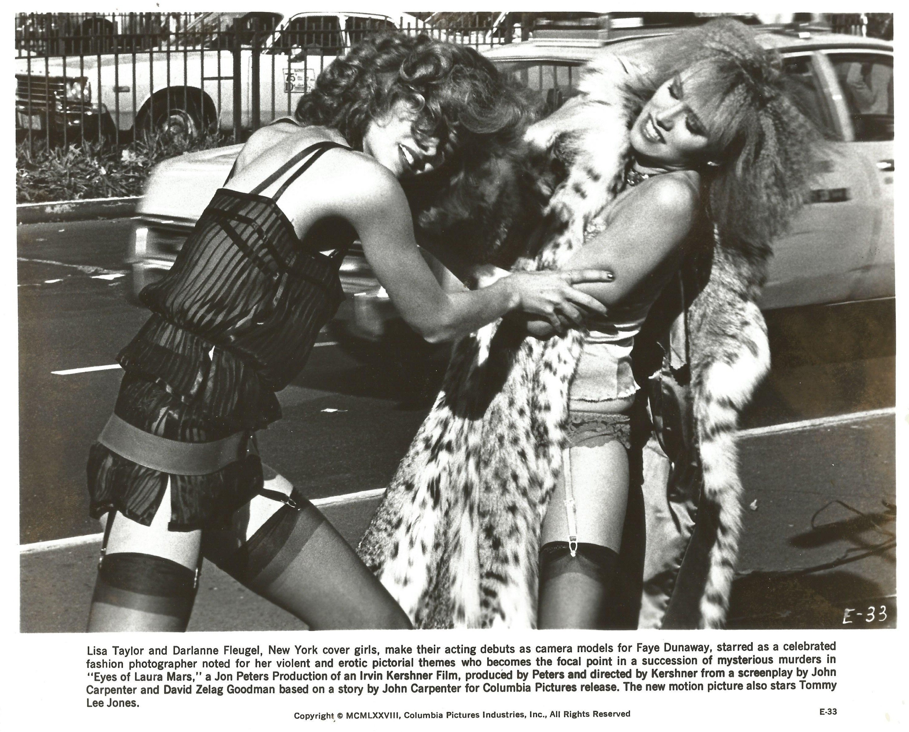 Darlanne Fluegel and Lisa Taylor in Глаза Лоры Марс (1978)