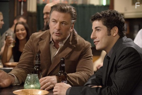 Alec Baldwin and Jason Biggs in Девушка моего лучшего друга (2008)