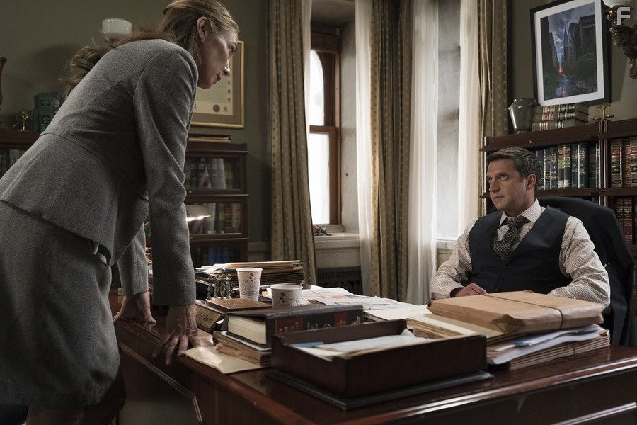 Elizabeth Marvel and Ra?l Esparza in Закон и порядок: Специальный корпус (1999)