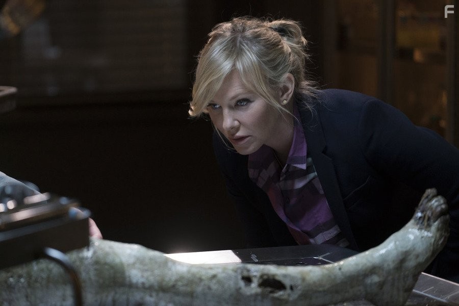 Kelli Giddish in Закон и порядок: Специальный корпус (1999)