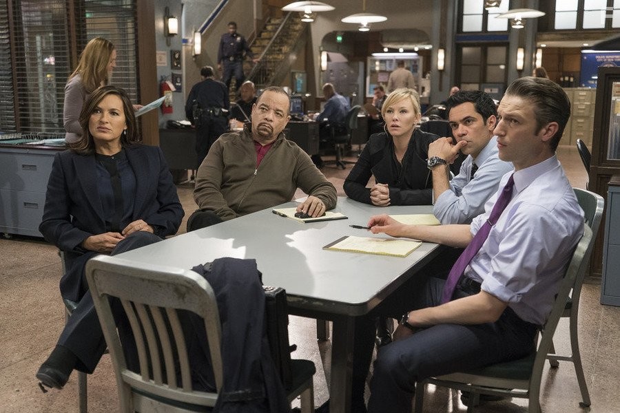 Ice-T, Mariska Hargitay, Danny Pino, Kelli Giddish, and Peter Scanavino in Закон и порядок: Специальный корпус (1999)