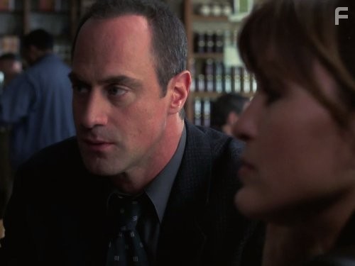 Mariska Hargitay and Christopher Meloni in Закон и порядок: Специальный корпус (1999)