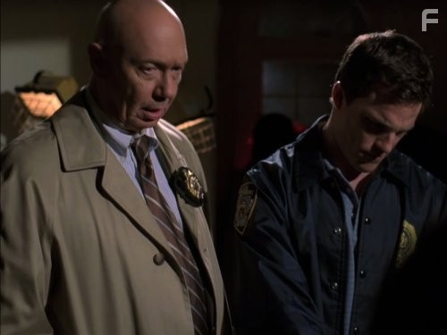 Mike Doyle and Dann Florek in Закон и порядок: Специальный корпус (1999)