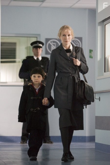 Mia Farrow and Seamus Davey-Fitzpatrick in Омен (2006)