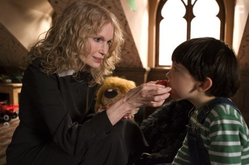 Mia Farrow and Seamus Davey-Fitzpatrick in Омен (2006)