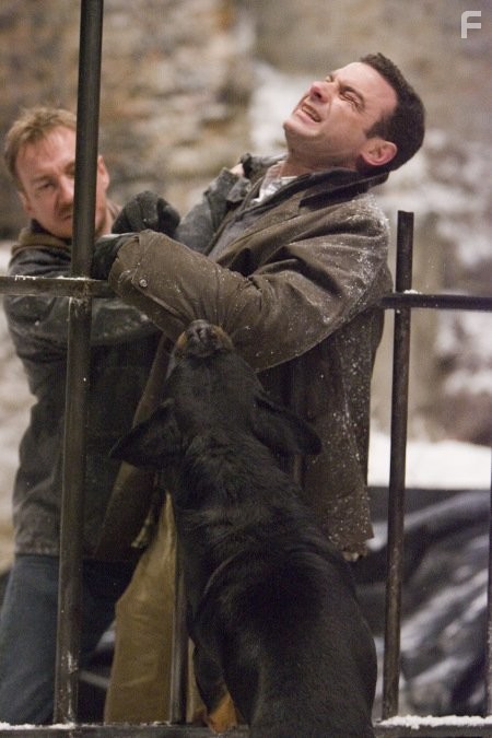 Liev Schreiber and David Thewlis in Омен (2006)