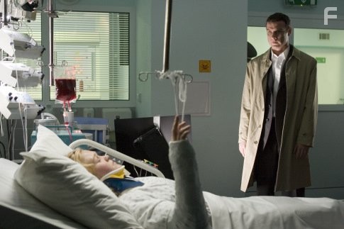 Liev Schreiber and Julia Stiles in Омен (2006)