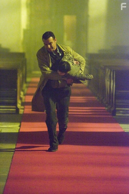 Liev Schreiber and Seamus Davey-Fitzpatrick in Омен (2006)