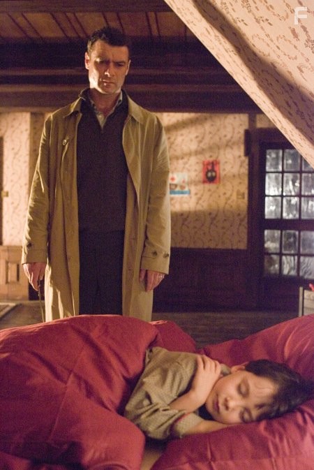 Liev Schreiber and Seamus Davey-Fitzpatrick in Омен (2006)