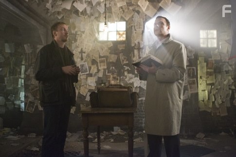 Liev Schreiber and David Thewlis in Омен (2006)