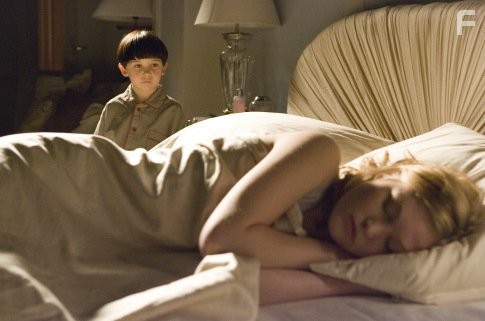 Julia Stiles and Seamus Davey-Fitzpatrick in Омен (2006)