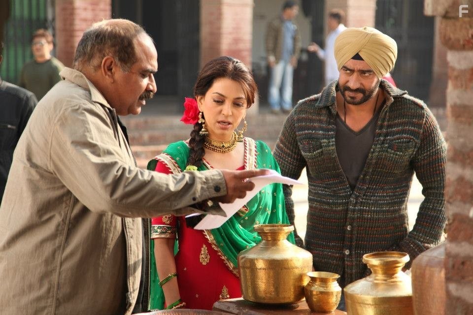 Juhi Chawla and Ajay Devgn in Сын Сардара (2012)
