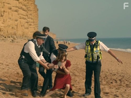 David Tennant and Jodie Whittaker in Убийство на пляже (2013)