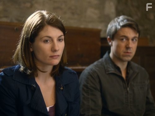 Jodie Whittaker and Andrew Buchan in Убийство на пляже (2013)