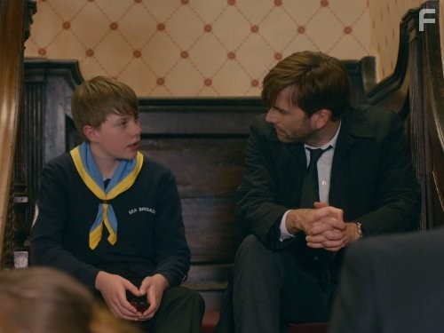 David Tennant and Adam Wilson in Убийство на пляже (2013)