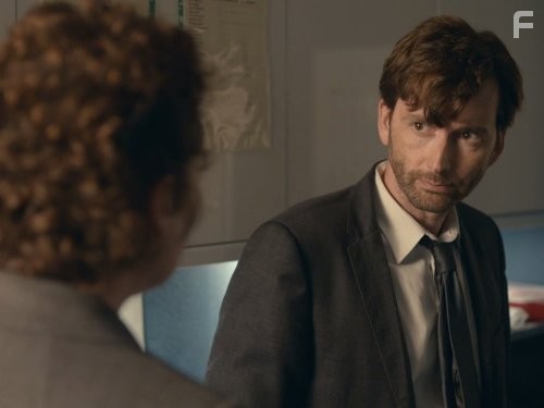 David Tennant and Olivia Colman in Убийство на пляже (2013)