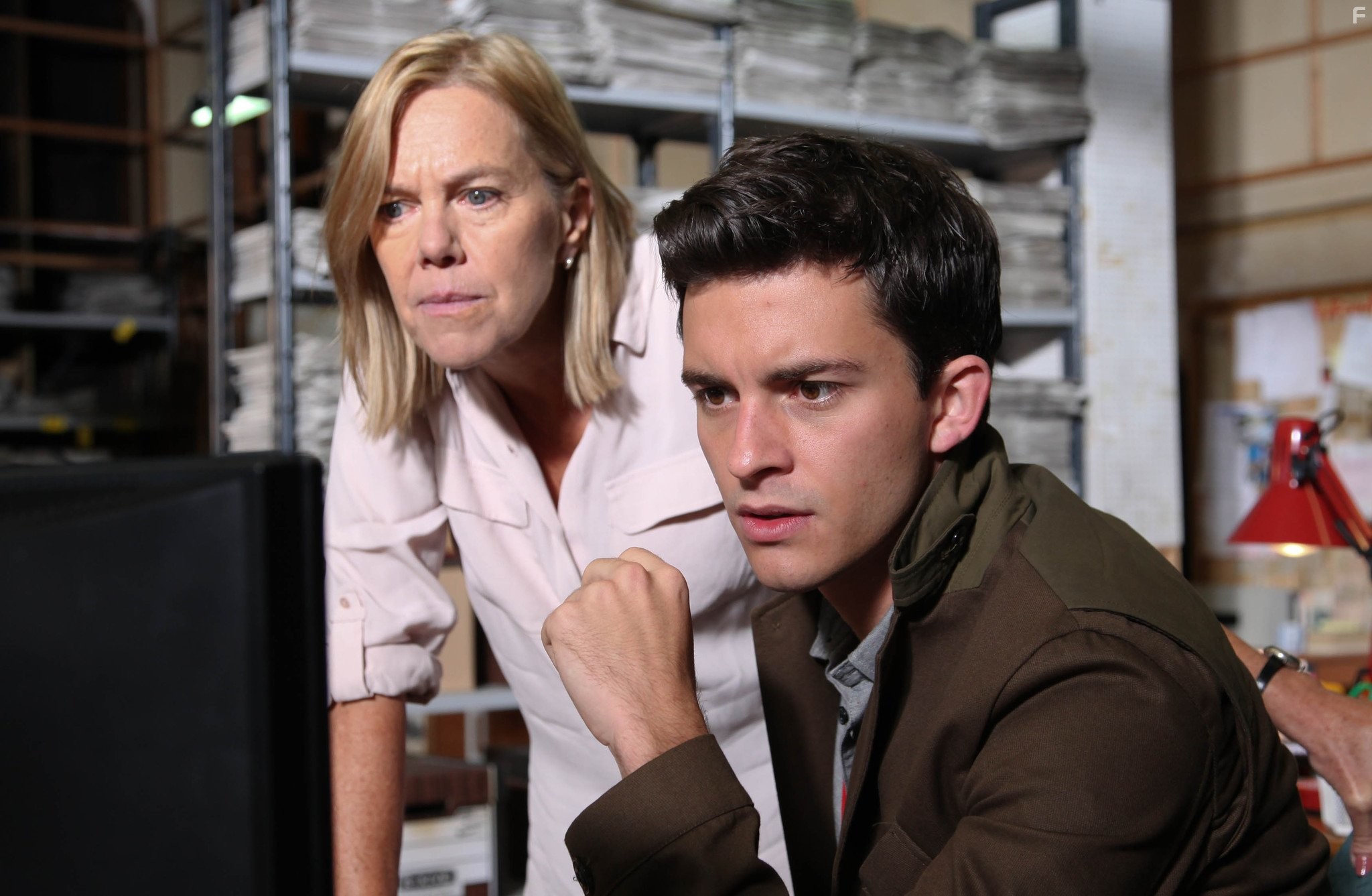 Jonathan Bailey and Carolyn Pickles in Убийство на пляже (2013)