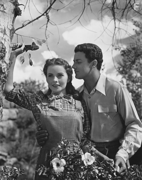 Jeanne Crain and Cornel Wilde in Бог ей судья (1945)
